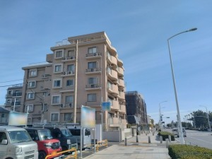 藤沢市片瀬海岸、マンションの前面道路を含む現地写真画像です