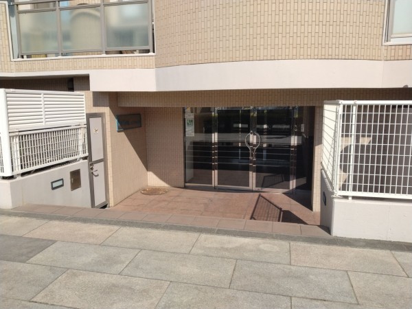 藤沢市片瀬海岸、マンションのエントランス画像です