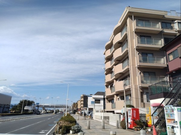 藤沢市片瀬海岸、マンションの前面道路を含む現地写真画像です