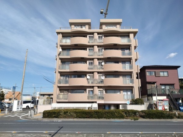 藤沢市片瀬海岸、マンションの前面道路を含む現地写真画像です