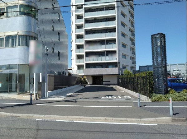 藤沢市辻堂新町、マンションの前面道路を含む現地写真画像です