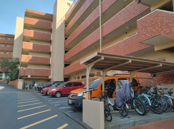 藤沢市片瀬海岸、マンションの駐車場画像です