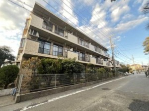 藤沢市羽鳥、マンションの外観画像です