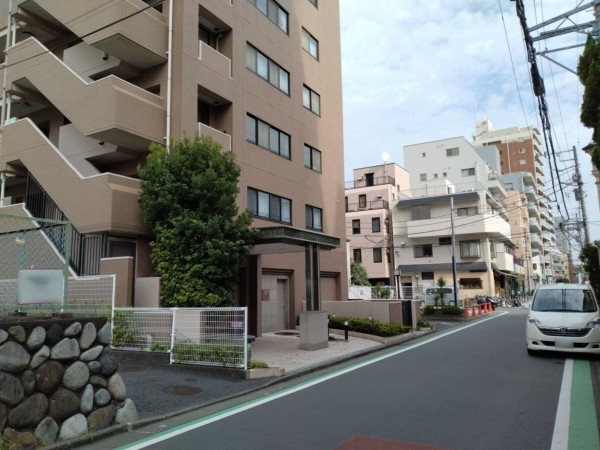 藤沢市南藤沢、マンションの前面道路を含む現地写真画像です