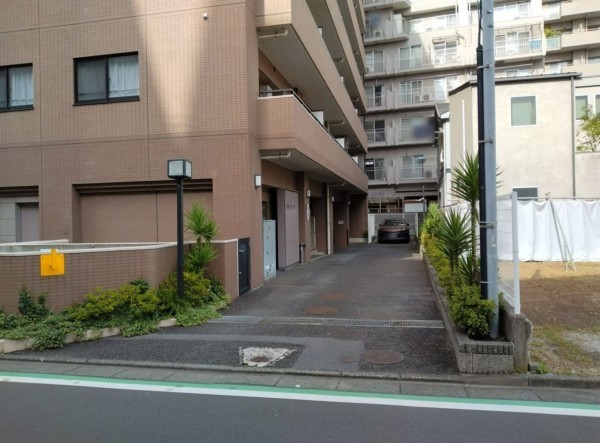 藤沢市南藤沢、マンションの駐車場画像です