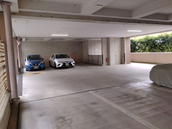 藤沢市南藤沢、マンションの駐車場画像です