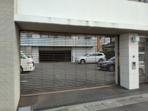 藤沢市片瀬海岸、マンションの駐車場画像です