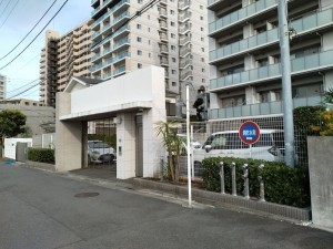 藤沢市片瀬海岸、マンションの前面道路を含む現地写真画像です