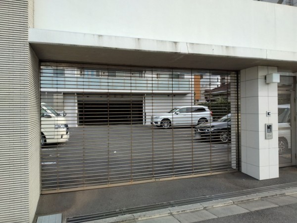 藤沢市片瀬海岸、マンションの駐車場画像です