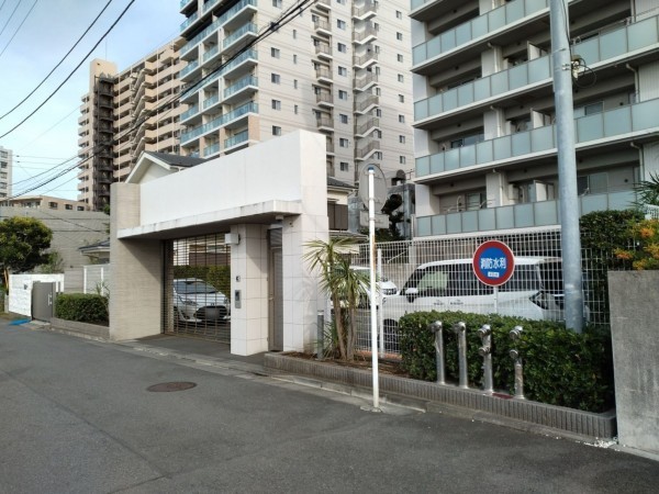 藤沢市片瀬海岸、マンションの前面道路を含む現地写真画像です