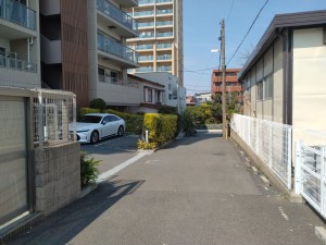 藤沢市片瀬海岸、マンションの前面道路を含む現地写真画像です