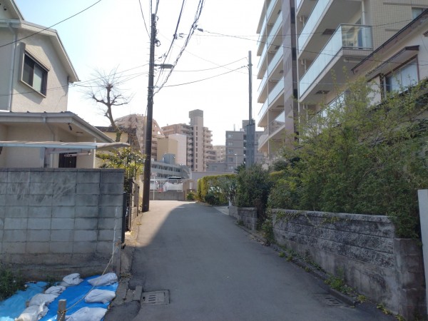 藤沢市片瀬海岸、マンションの前面道路を含む現地写真画像です