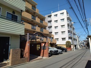 藤沢市藤沢、マンションの前面道路を含む現地写真画像です