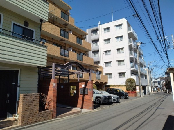 藤沢市藤沢、マンションの前面道路を含む現地写真画像です