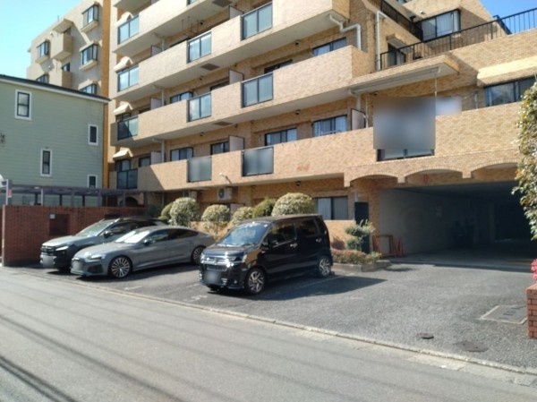藤沢市藤沢、マンションの駐車場画像です