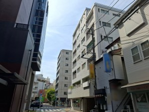 藤沢市南藤沢、マンションの前面道路を含む現地写真画像です