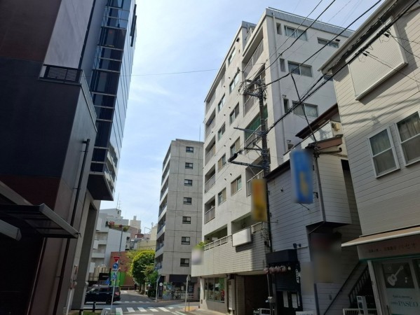 藤沢市南藤沢、マンションの前面道路を含む現地写真画像です