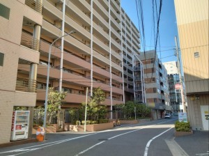 藤沢市藤沢、マンションの前面道路を含む現地写真画像です