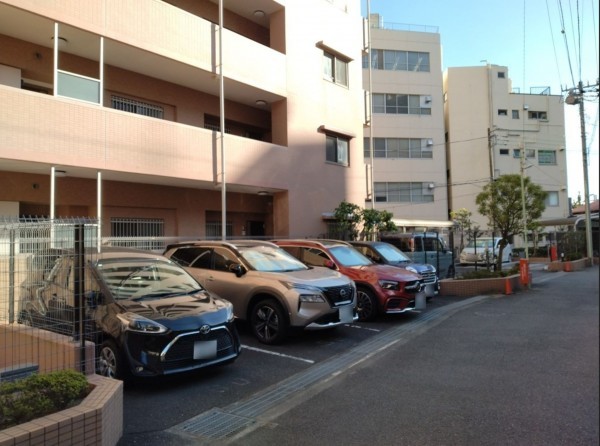 藤沢市藤沢、マンションの駐車場画像です