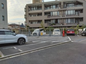 藤沢市片瀬、マンションの駐車場画像です