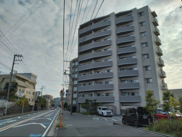 藤沢市片瀬、マンションの前面道路を含む現地写真画像です