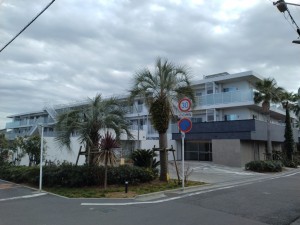 藤沢市辻堂東海岸、マンションの前面道路を含む現地写真画像です