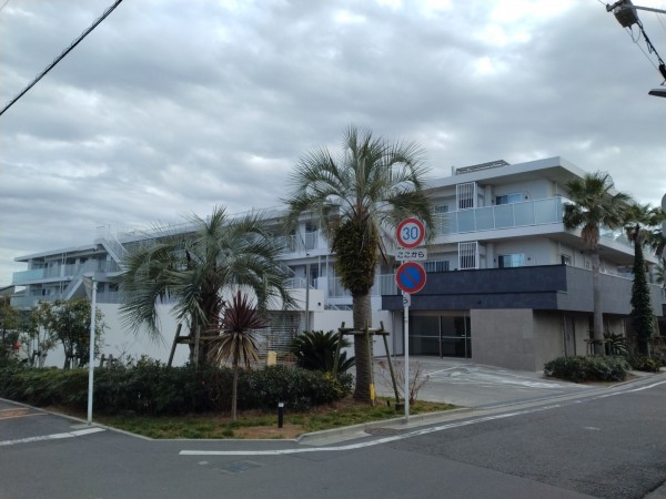 藤沢市辻堂東海岸、マンションの前面道路を含む現地写真画像です
