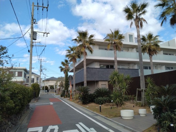 藤沢市辻堂東海岸、マンションの前面道路を含む現地写真画像です