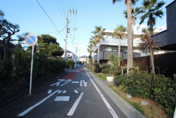 藤沢市辻堂東海岸、マンションの前面道路を含む現地写真画像です
