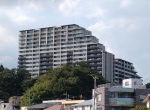 藤沢市藤が岡、マンションの外観画像です