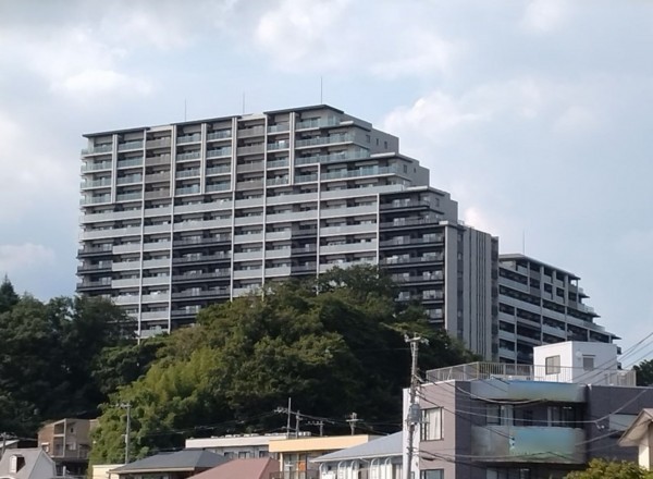 藤沢市藤が岡、マンションの外観画像です