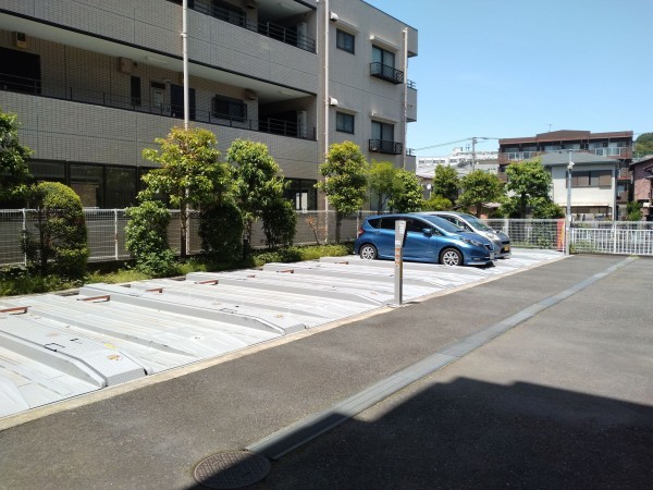 藤沢市藤沢、マンションの駐車場画像です