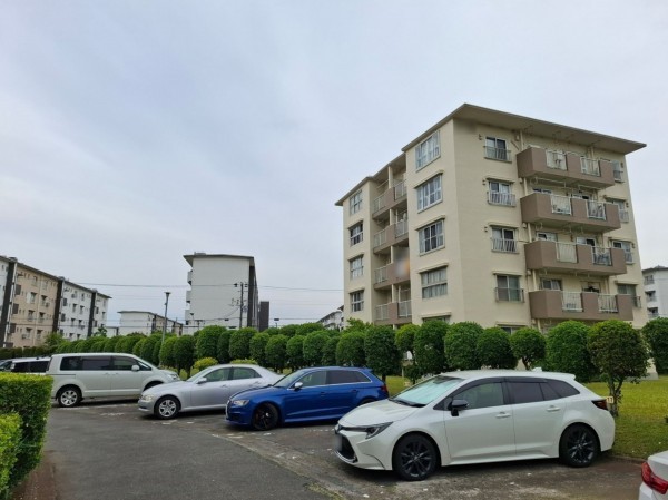 藤沢市辻堂西海岸、マンションの駐車場画像です