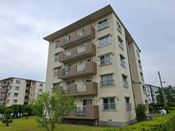 藤沢市辻堂西海岸、マンションの外観画像です