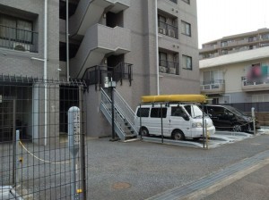 藤沢市藤沢、マンションの駐車場画像です