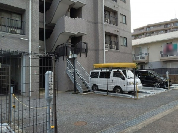 藤沢市藤沢、マンションの駐車場画像です