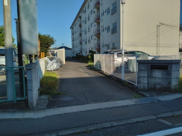 藤沢市大鋸、マンションの前面道路を含む現地写真画像です