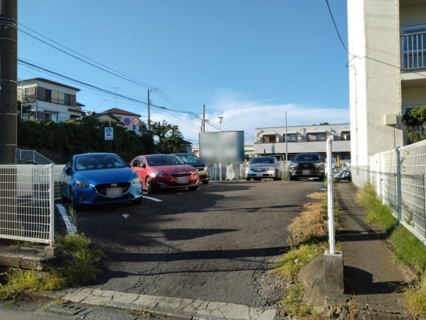 藤沢市大鋸、マンションの駐車場画像です