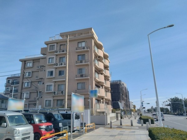 藤沢市片瀬海岸、マンションの前面道路を含む現地写真画像です