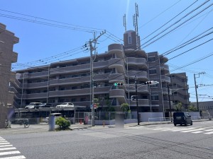 藤沢市辻堂西海岸、マンションの前面道路を含む現地写真画像です