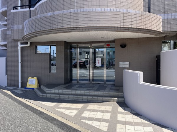 藤沢市辻堂西海岸、マンションのエントランス画像です