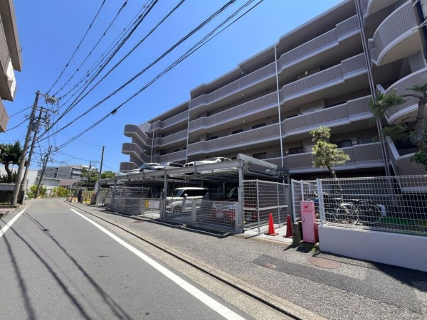 藤沢市辻堂西海岸、マンションの駐車場画像です