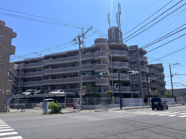 藤沢市辻堂西海岸、マンションの前面道路を含む現地写真画像です