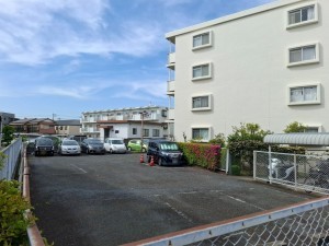 藤沢市鵠沼神明、マンションの駐車場画像です
