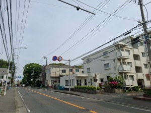 藤沢市鵠沼神明、マンションの前面道路を含む現地写真画像です