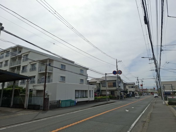 藤沢市鵠沼神明、マンションの前面道路を含む現地写真画像です