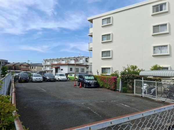 藤沢市鵠沼神明、マンションの駐車場画像です