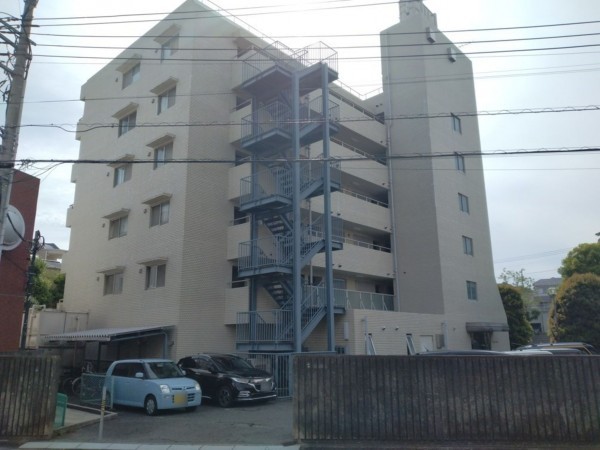 藤沢市藤沢、マンションの外観画像です