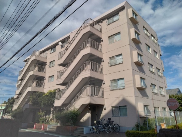 藤沢市藤沢、マンションの外観画像です