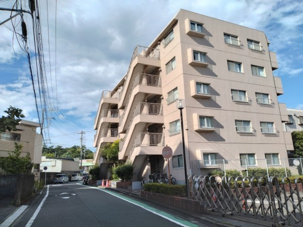 藤沢市藤沢、マンションの外観画像です